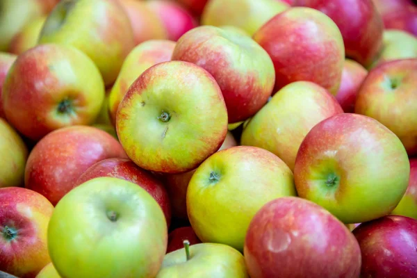 Manzanas en el puesto de exhibición del mercado —  Fotos de Stock