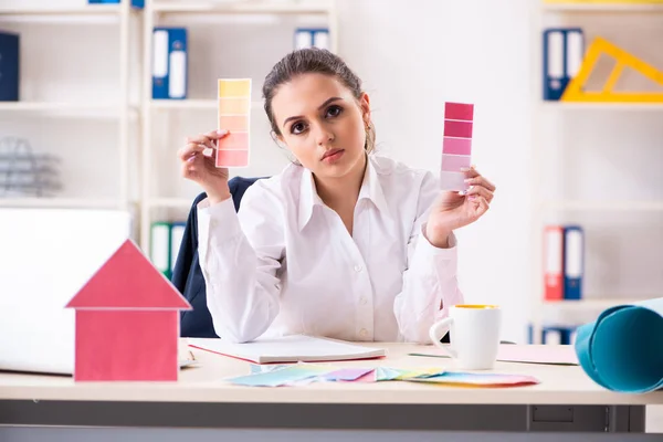 Mujer hermosa diseñadora trabajando en la oficina — Foto de Stock