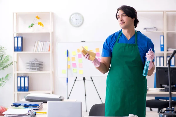 Mannelijke knappe professionele schoonmaker werken in het kantoor — Stockfoto