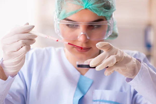 Química joven trabajando en el laboratorio — Foto de Stock