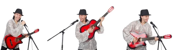 Młody mężczyzna gra gitara i śpiew — Zdjęcie stockowe