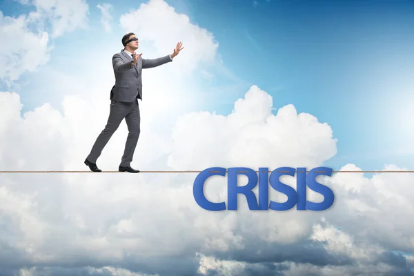 ビジネスマンがタイトロープを歩く危機コンセプト — ストック写真