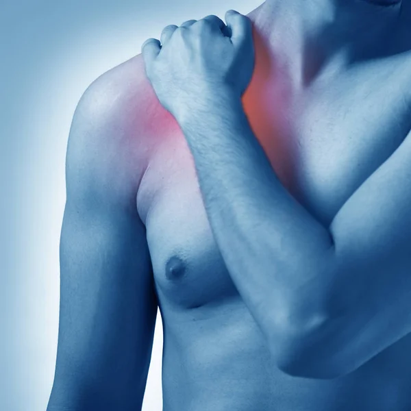 Hombre que sufre de dolor agudo en el hombro — Foto de Stock