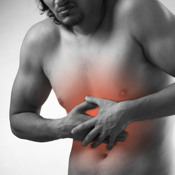 Hombre que sufre de dolor agudo en el abdomen — Foto de Stock