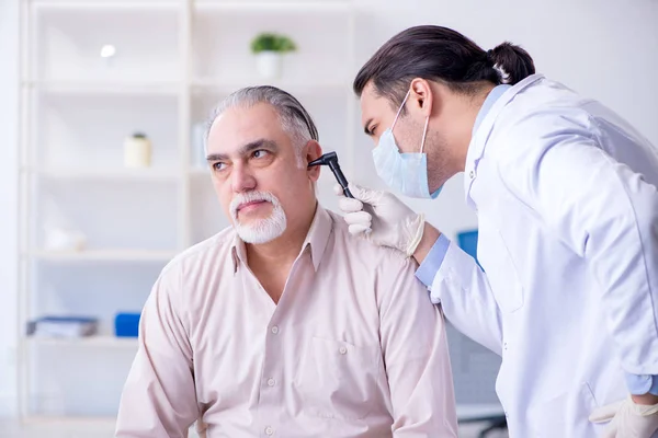 Paciente do sexo masculino médico otorrinolaringologista visitante — Fotografia de Stock