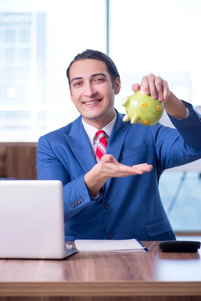 Jovem empresário bonito sentado no escritório — Fotografia de Stock