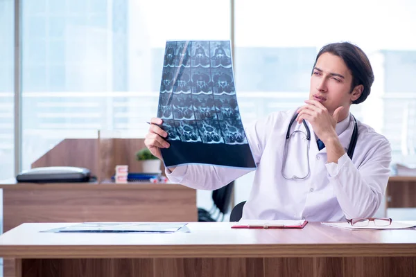 Ung manlig röntgenläkare som arbetar på kliniken — Stockfoto