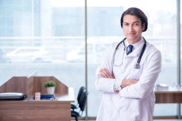 Jovem médico bonito que trabalha na clínica — Fotografia de Stock