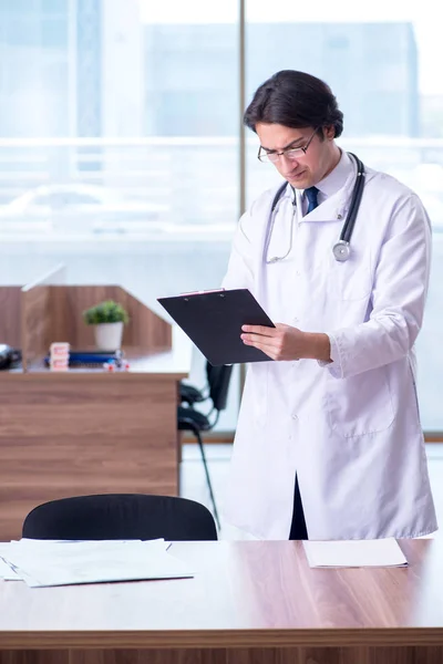 Ung stilig läkare som arbetar på kliniken — Stockfoto