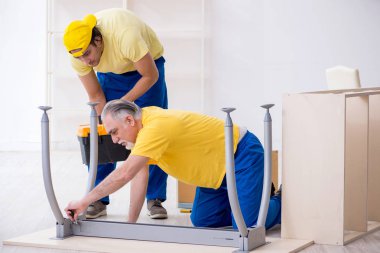 İki müteahhit marangoz içeride çalışıyor. 