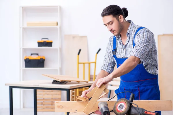 Joven carpintero masculino trabajando en interiores — Foto de Stock