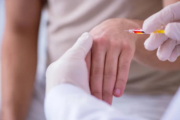 Male patient visitng doctor for shot inoculation — Stock Photo, Image