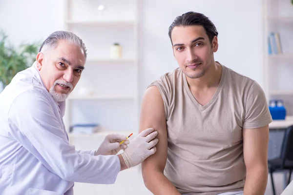 Manlig patient besöker läkare för skott vaccinering — Stockfoto