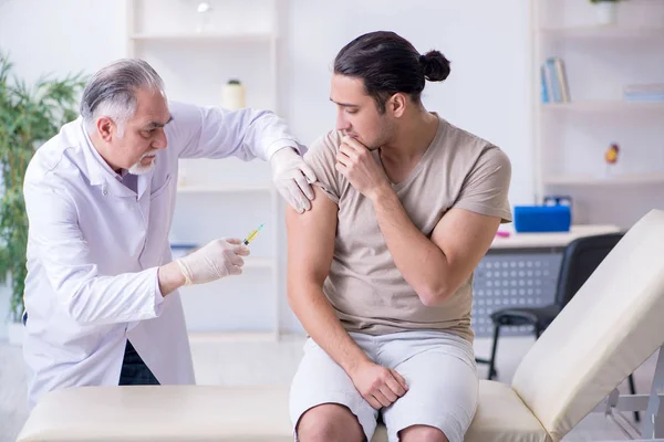 Mužský pacient na návštěvě lékaře na očkování injekce — Stock fotografie