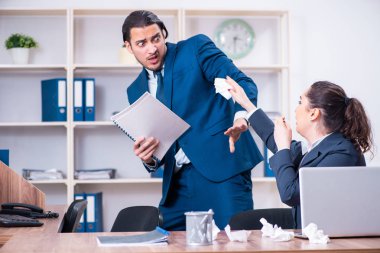 İki çalışan işyerinde acı çekiyor 