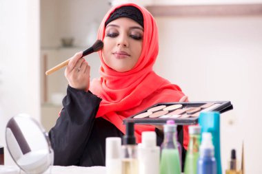 Makyaj yapan tesettürlü güzel kadın