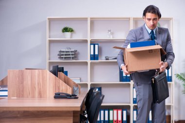 Genç erkek çalışanın işinden kovulması 