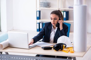 Ofiste çalışan genç bayan mimar. 