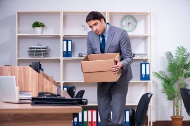 Genç erkek çalışanın işinden kovulması 