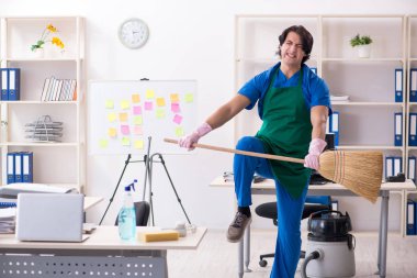 Ofiste çalışan yakışıklı, profesyonel temizlikçi. 