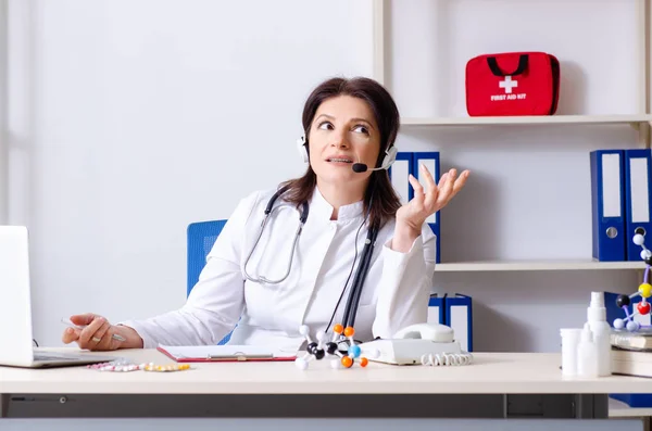 Ärztin mittleren Alters im telemedizinischen Konzept — Stockfoto