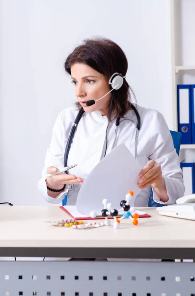 Medico di mezza età nel concetto di telemedicina — Foto Stock