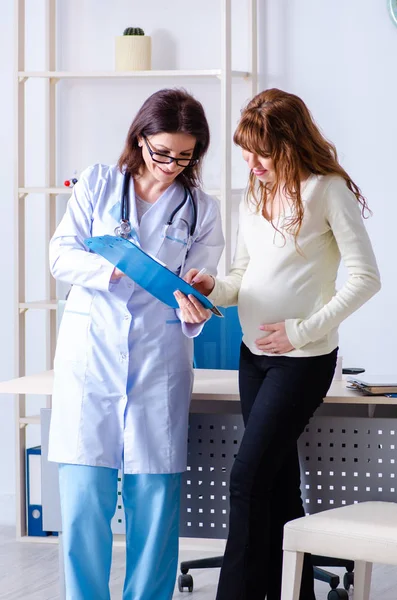 Ung gravid kvinna besöker erfarna läkare gynekolog — Stockfoto