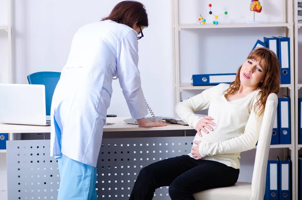 Ung gravid kvinna besöker erfarna läkare gynekolog — Stockfoto