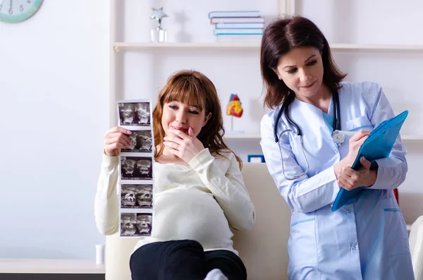 Fiatal terhes nő látogató tapasztalt orvos nőgyógyász — Stock Fotó