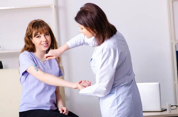 Junge Frau zu Besuch bei Physiotherapeutin — Stockfoto