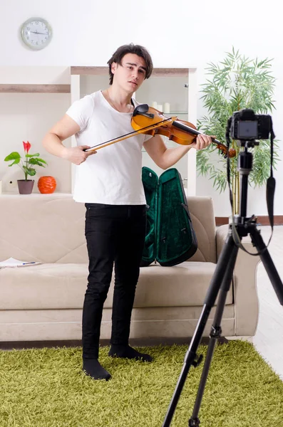 Jovem blogueiro masculino tocando violino em casa — Fotografia de Stock