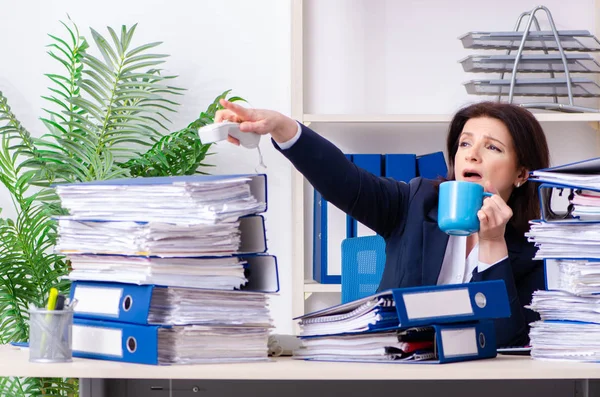 Középkorú üzletasszony elégedetlen a túlzott munkával — Stock Fotó