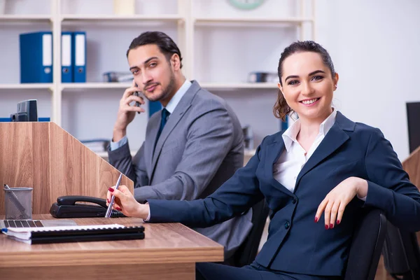 Dos empleados que trabajan en la oficina —  Fotos de Stock