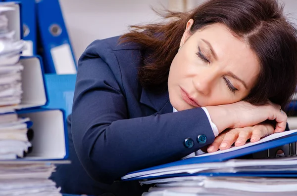 Geschäftsfrau mittleren Alters unzufrieden mit exzessiver Arbeit — Stockfoto