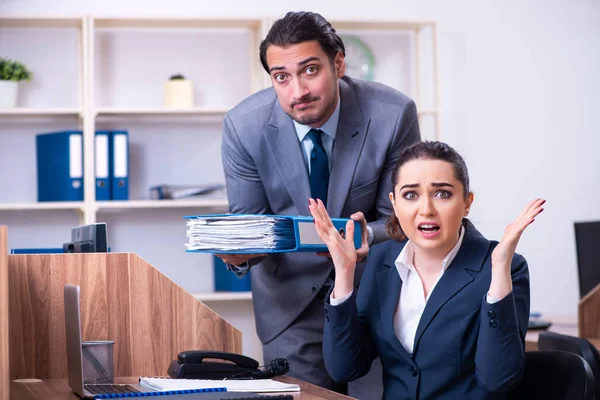 Two employees working in the office — Stock Photo, Image