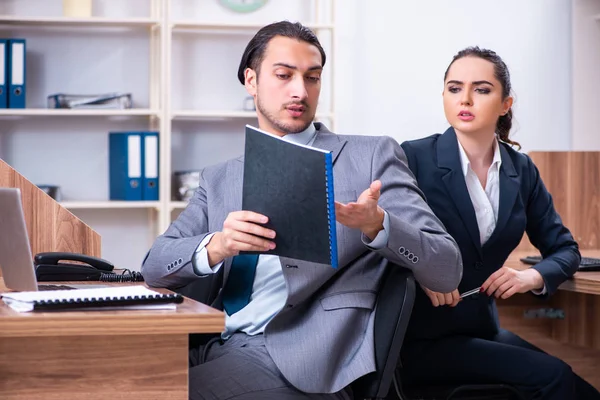 Two employees working in the office — Stock Photo, Image