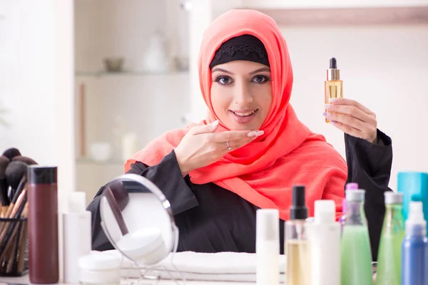 Vacker kvinna i hijab tillämpa make-up — Stockfoto