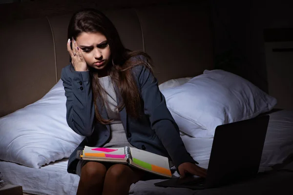 Mujer de negocios cansada trabajando horas extras en casa por la noche —  Fotos de Stock