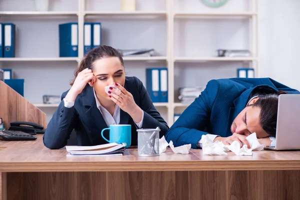 Två anställda som lider på arbetsplatsen — Stockfoto