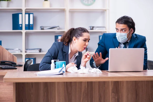 Deux employés souffrant sur le lieu de travail — Photo