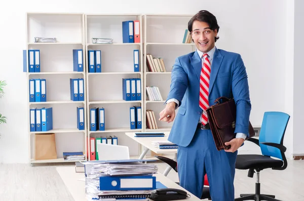 사무실에서 젊고 행복 한 남성 고용인 — 스톡 사진