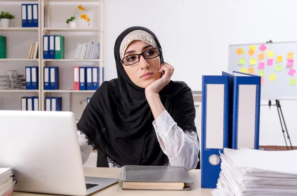 Vrouwelijke werknemer in hijab op kantoor — Stockfoto