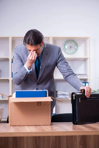 Junger männlicher Mitarbeiter wird entlassen — Stockfoto