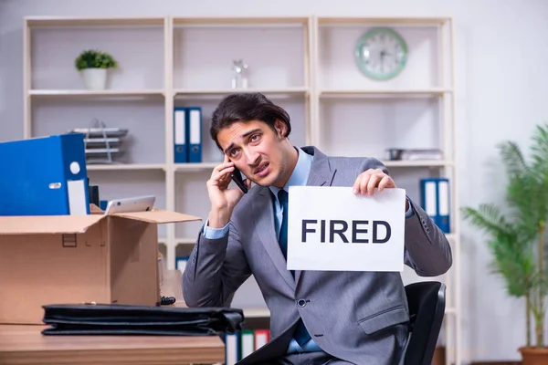 Jovem empregado masculino sendo demitido de seu trabalho — Fotografia de Stock