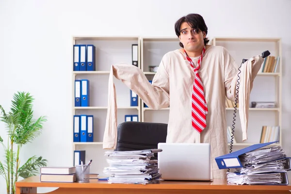 Gek jongeman in keurslijf op kantoor — Stockfoto
