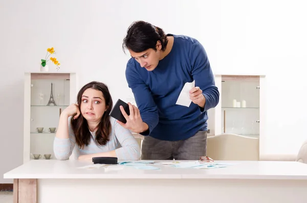 Pareja joven en concepto de planificación presupuestaria — Foto de Stock