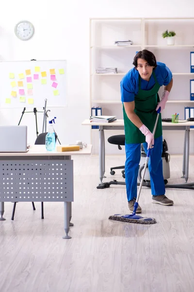 Männlich handsome professionell cleaner working im die büro — Stockfoto