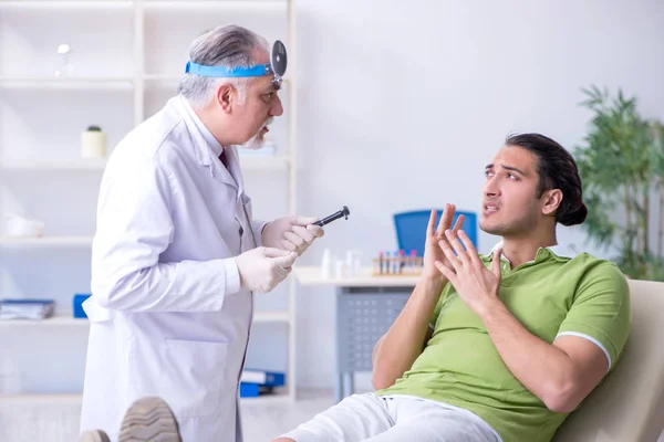 Männlicher Patient beim HNO-Arzt — Stockfoto