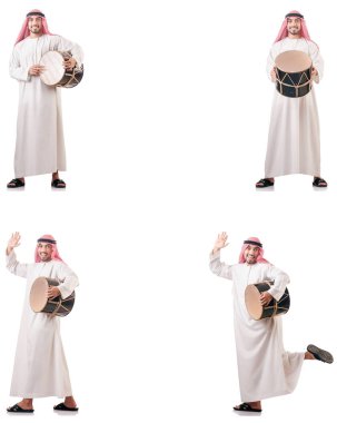 Arap adam beyaz izole davul ile