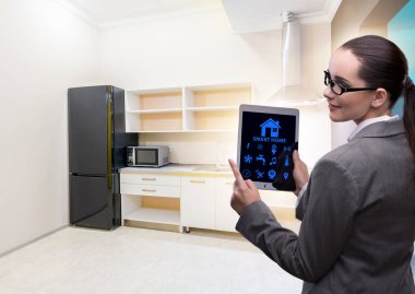 Kadınlarla akıllı ev kavramı 